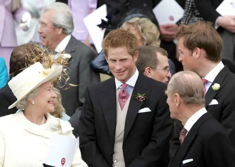 La Reina Isabel II junto al Príncipe Harry y Felipe de Edimburgo