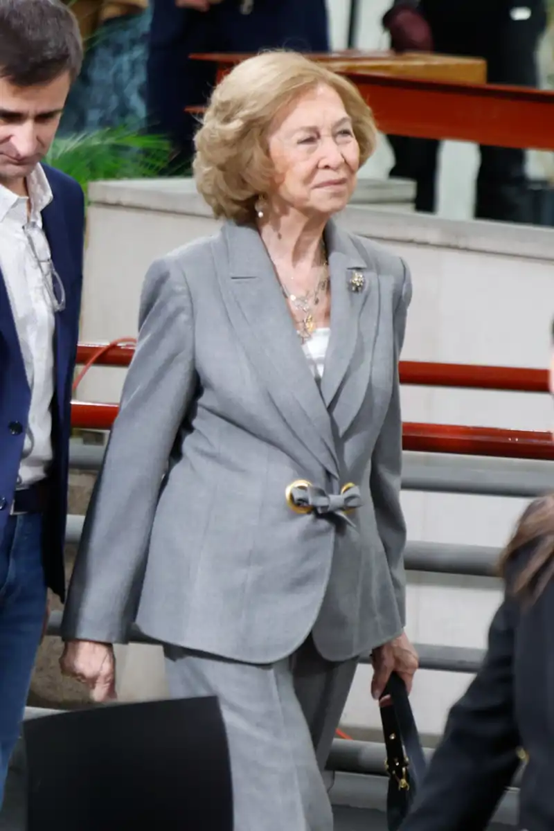 El nuevo traje de la Reina Sofía en su último acto en la radio