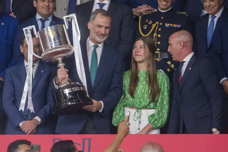 El Rey Felipe, la Infanta Sofía y Luis Rubiales en la final de la Copa del Rey de 2023, en el estadio de La Cartuja