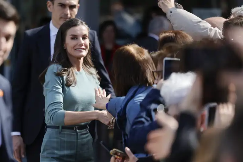 La Reina Letizia dándose un baño de masas durante una visita a Huesca