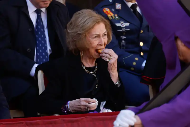 La Reina Sofía comiendo un buñuelo en la Semana Santa de Murcia