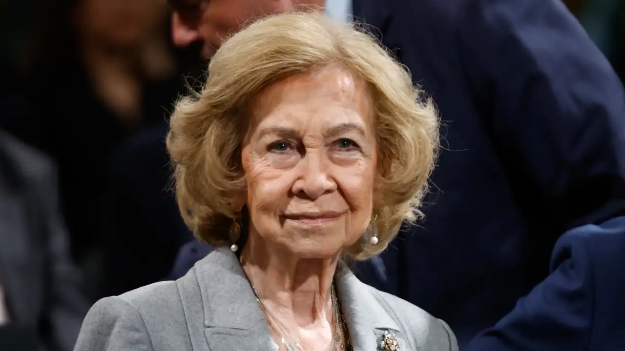 La Reina Sofía, con una sonrisa y sus joyas más significativas en su visita a la Casa de la Radio