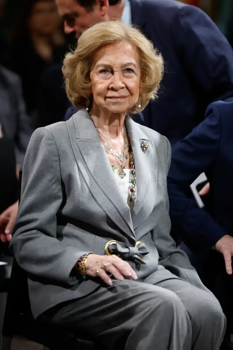 La Reina Sofía, con una sonrisa y sus joyas más significativas en su visita a la Casa de la Radio