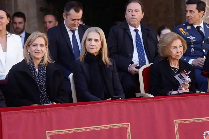 La Reina Sofía ha estado acompañada de sus hijas, las Infantas Elena y Cristina durante su escapada a Murcia para vivir la Semana Santa en primera persona. 