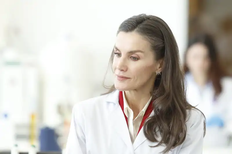 Los pendientes de Gold & Roses de la Reina Letizia para completar su traje rojo de Hugo Boss