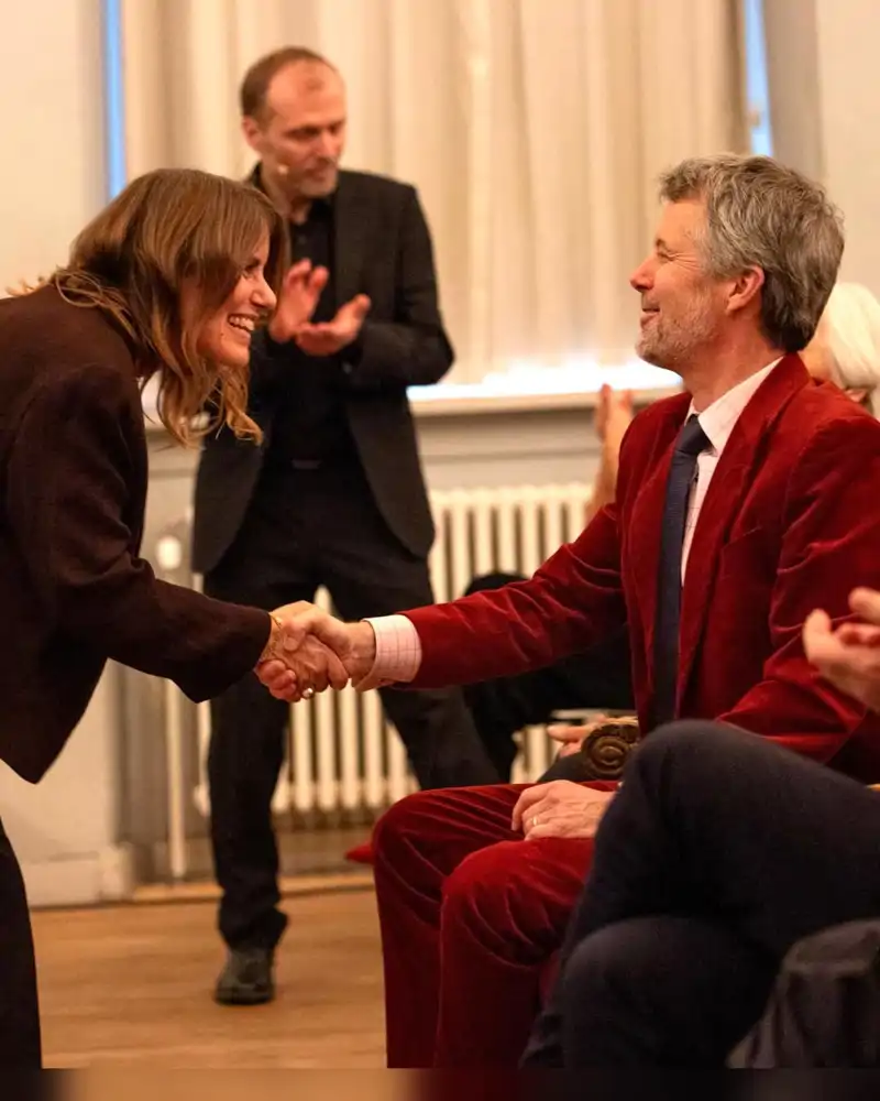 El Rey Federico con un traje de terciopelo rojo