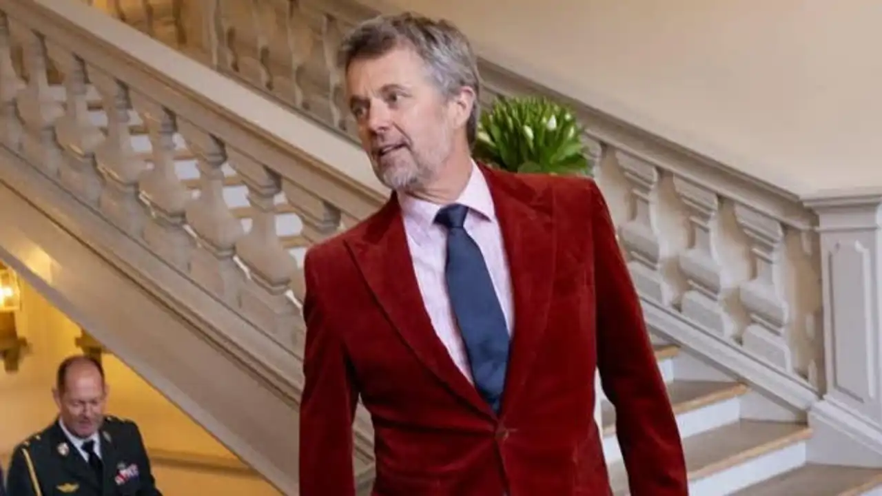 El Rey Federico de Dinamarca, con un traje de terciopelo rojoo