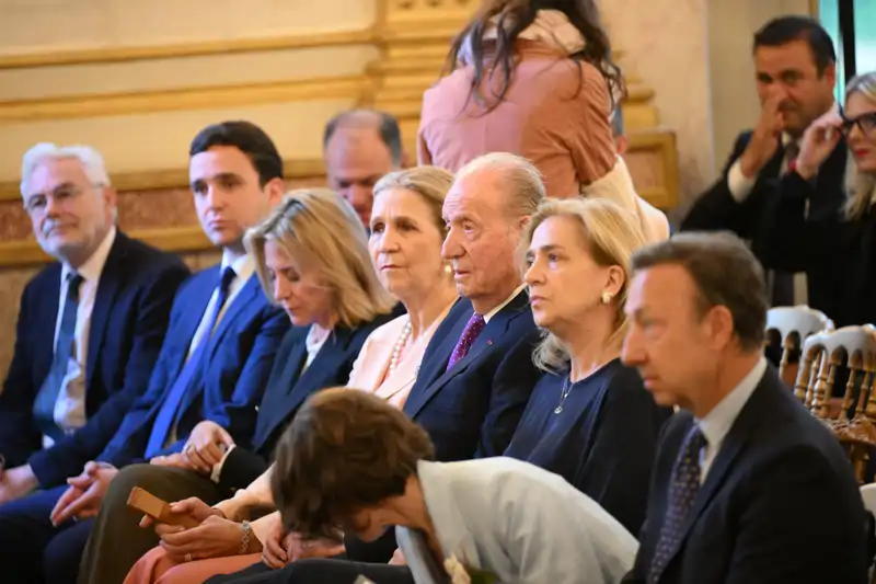 El Rey Juan Carlos junto a sus hijas, las Infantas Elena y Cristina, y Froilán