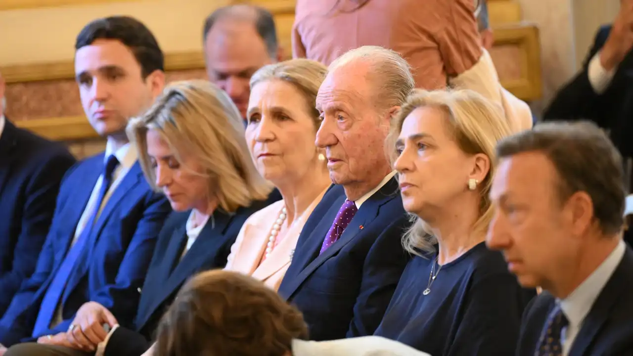 El Rey Juan Carlos junto a sus hijas, las Infantas Elena y Cristina, y Froilán
