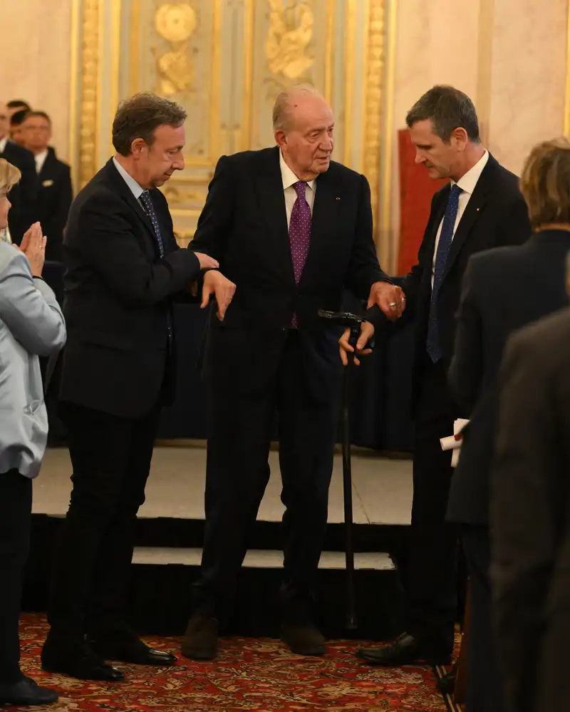 El Rey Juan Carlos y Sthéphane Bern en París