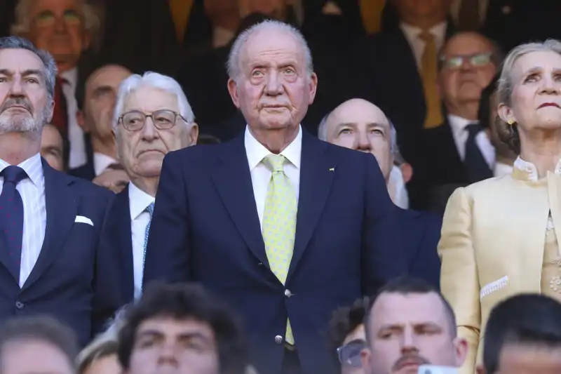 El Rey Juan Carlos, con gesto serio durante su visita a Sevilla en Semana Santa