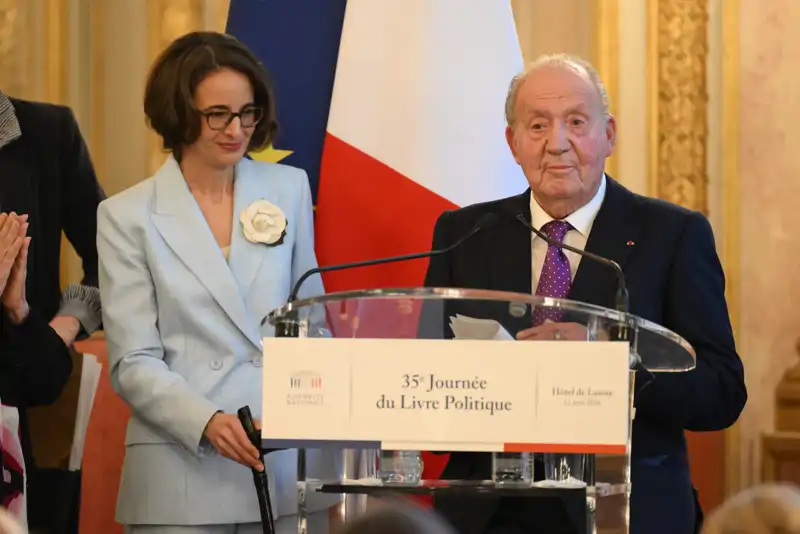 El Rey Juan Carlos junto a Laurence Debray en París