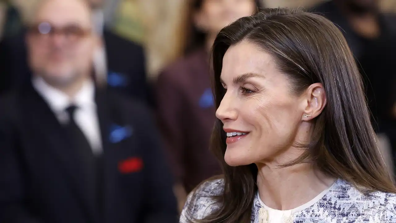 La Reina Letizia rescata del olvido la chaqueta de tweed étnico de Mango que estrenó como princesa y le da una nueva vida