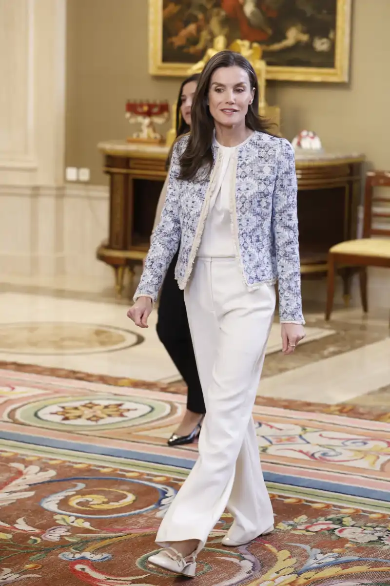 La Reina Letizia rescata del olvido la chaqueta de tweed étnico de Mango que estrenó como princesa y le da una nueva vida 