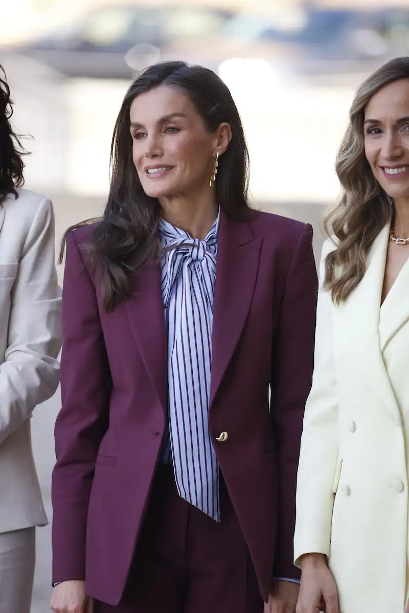 La Reina Letizia y su nueva blusa de rayas verticales a tono con su traje de Bleiss Madrid 