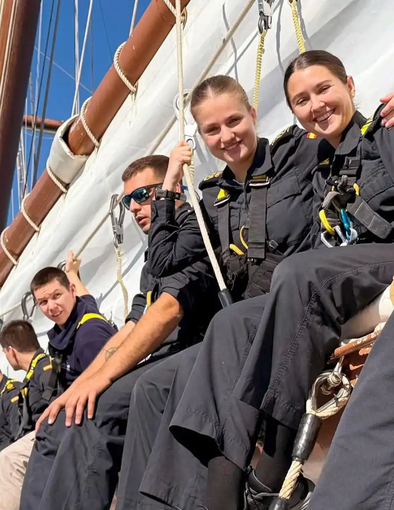 La Princesa Leonor junto a sus compañeros de promoción en el Buque Escuela Juan Sebastián ElCano, en abril de 2015.