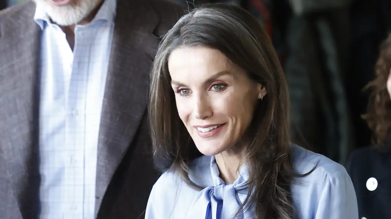 La Reina Letizia sigue la estela de su suegra y apuesta por una blusa de lazada