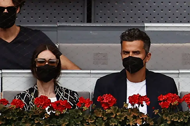 Paz Vega y Orson Salazar viendo un partido de tenis en la Caja Mágica de Madrid