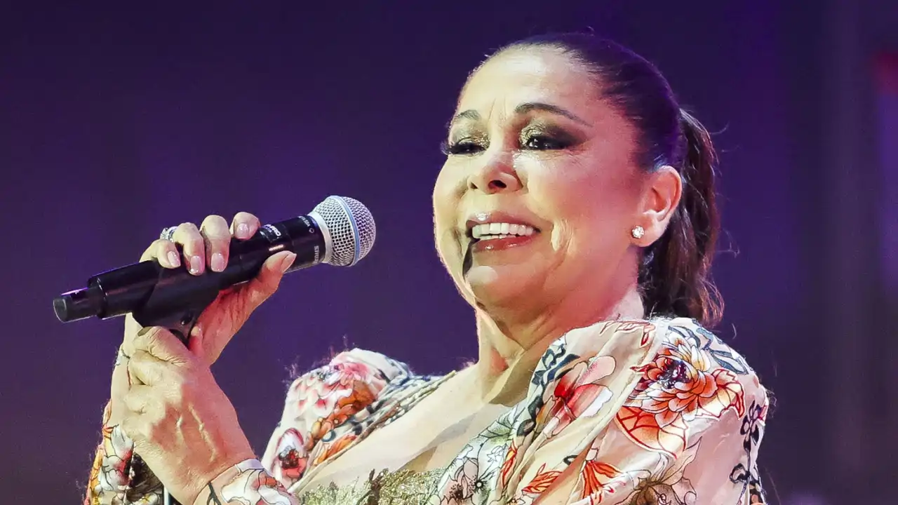 Isabel Pantoja, muy sonriente durante un concierto