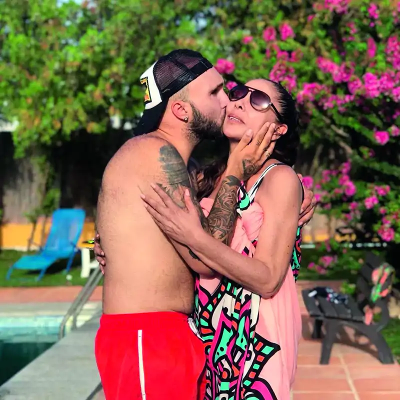 Kiko Rivera besando en un jardín a su madre, Isabel Pantoja