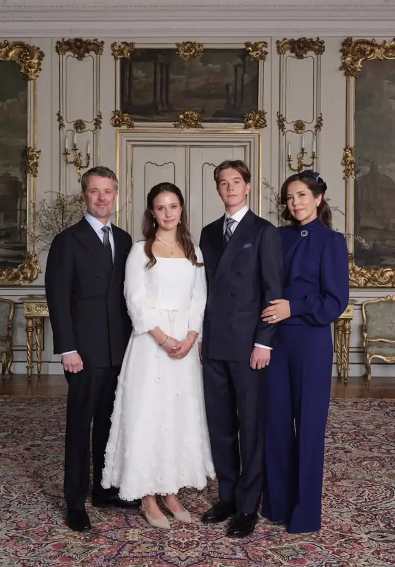 Los Reyes Mary y Federico de Dinamarca junto a sus hijos, Josephine y Vincent, en su Confirmación
