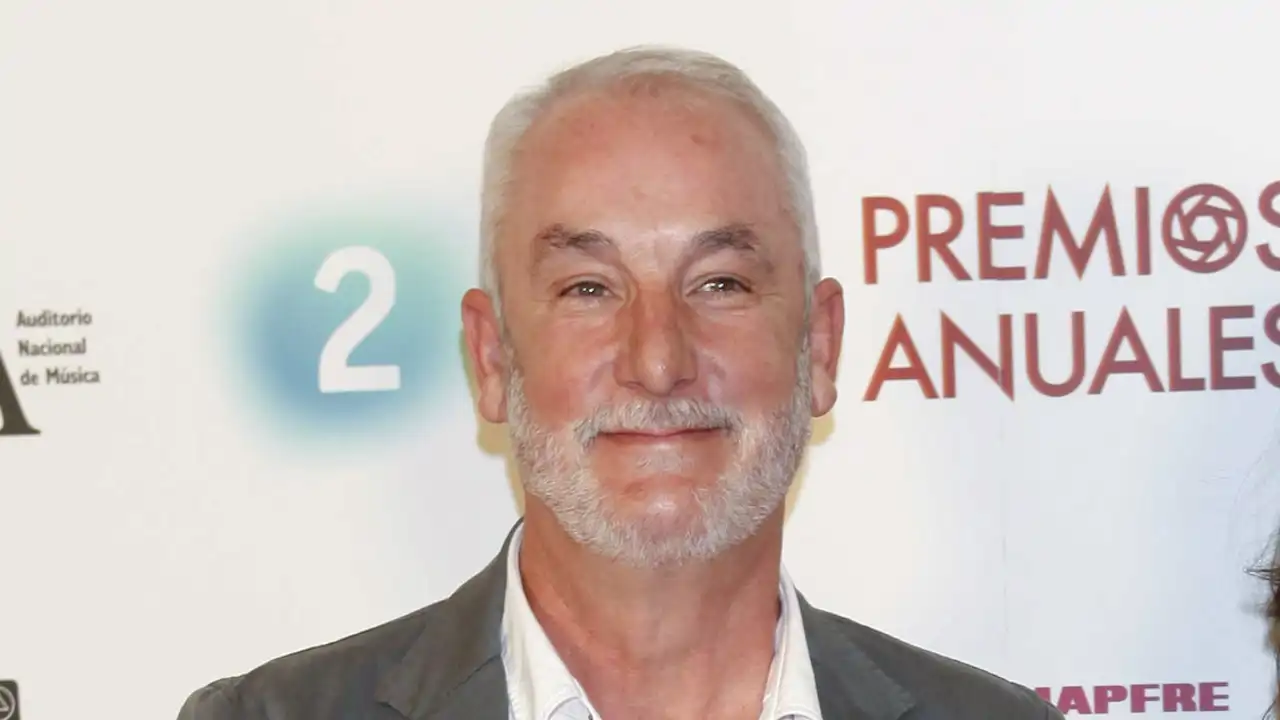 Txumari Alfaro posando muy sonriente en un photocall