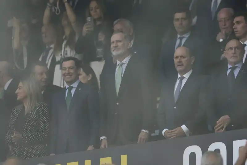 El Rey Felipe escuchando el himno de España en la final de la Copa del Rey