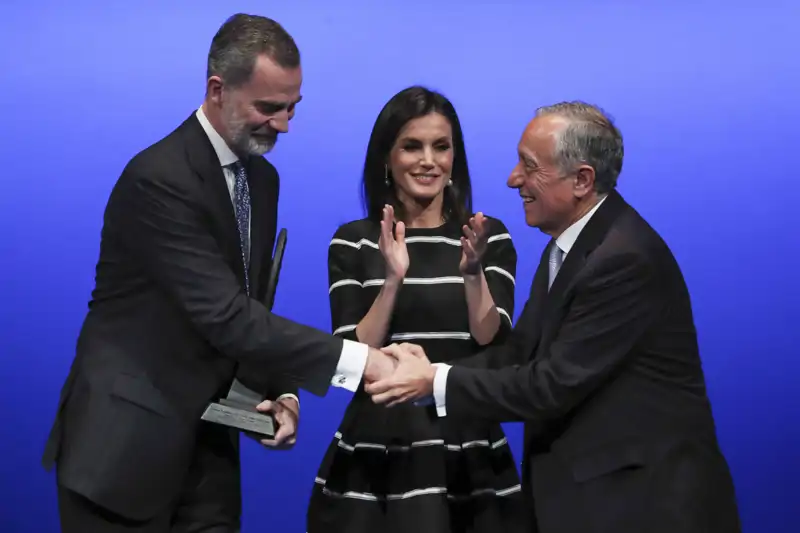 El Rey Felipe y Marcelo Rebelo de Sousa se dan la mano con la Reina Letizia de fondo