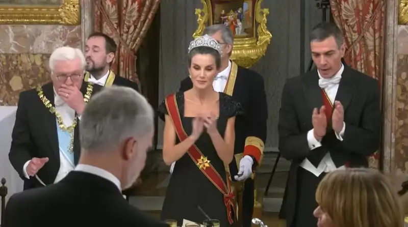 La Reina Letizia junto a Pedro Sánchez después del brindis tras el discurso del Rey Felipe