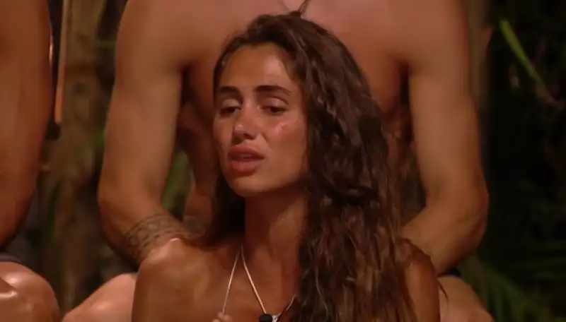 Durante la emisión de 'Tierra de nadie', Maica no ha podido contener la emoción al vivir una situación delicada entre dos compañeros. 