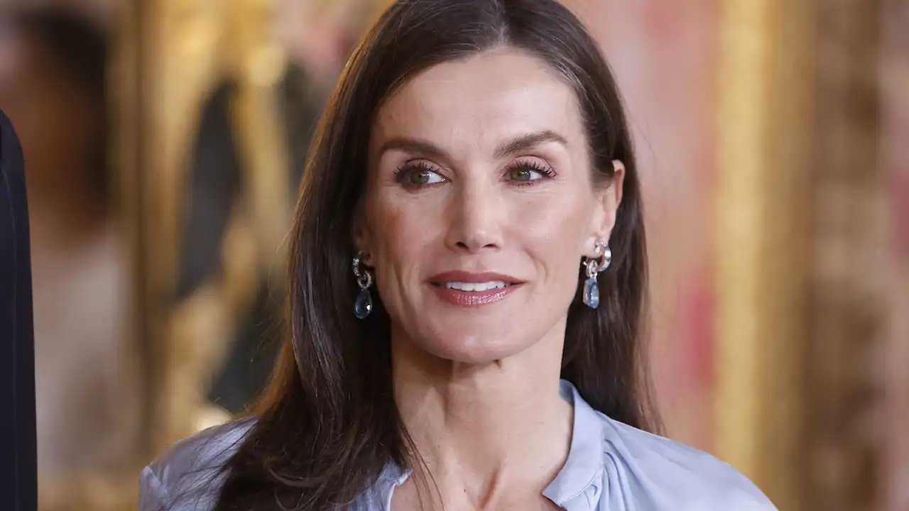 La Reina Letizia demuestra que el azul bebé es su color favorito de la  primavera: blusa de seda fruncida y la falda que comparte con otras 'royals'