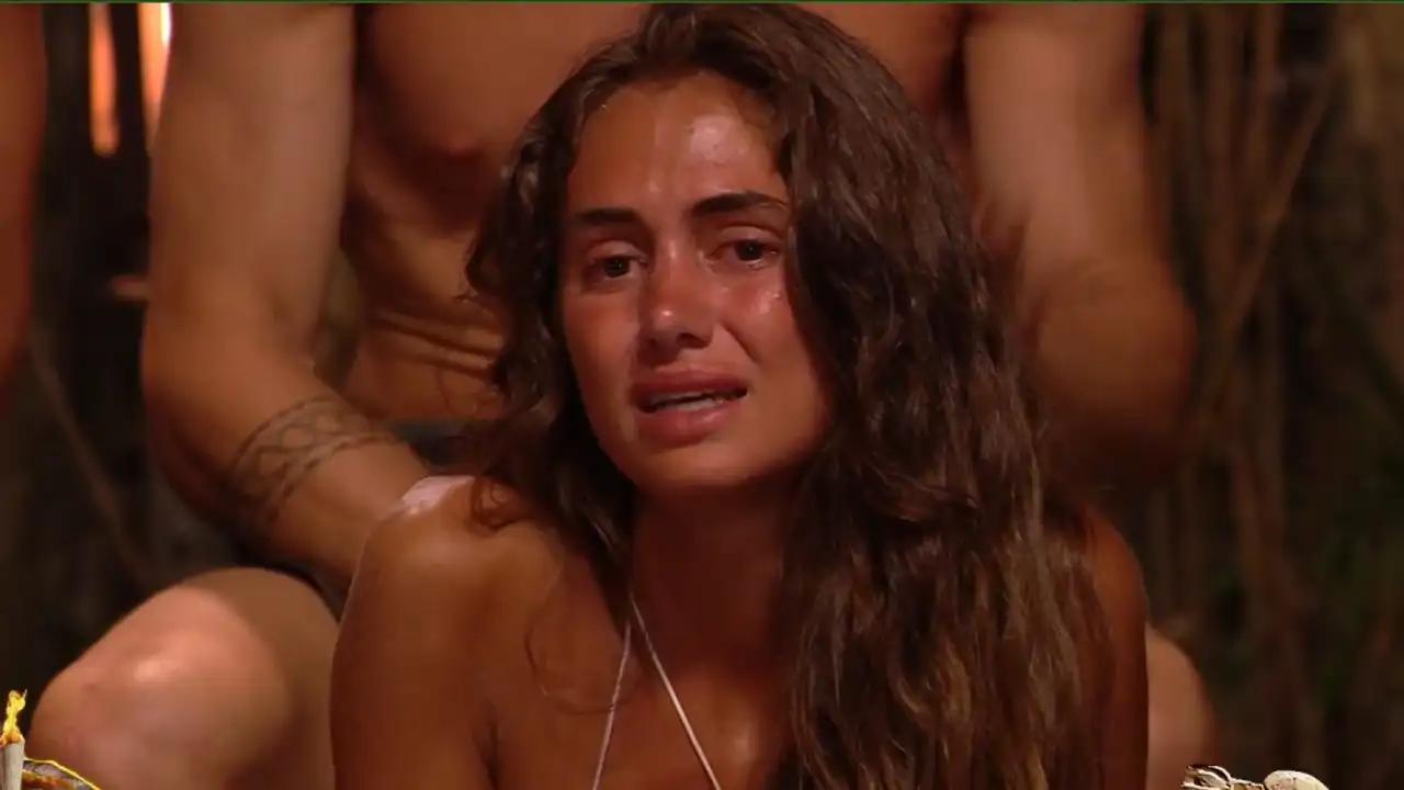 Maica, llorando desconsoladamete, durante la última emisión de 'Supervivientes' en 'Tierra de nadie', presentado por Ion Aramendi' en Telecinco. 