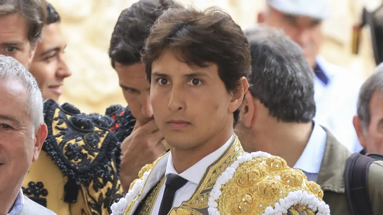 Roca Rey, herido de gravedad tras una aparatosa cogida en Sevilla