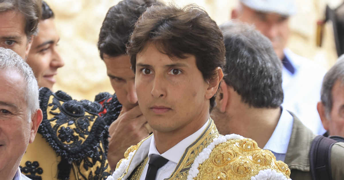 Roca Rey, herido de gravedad tras una aparatosa cogida en Sevilla