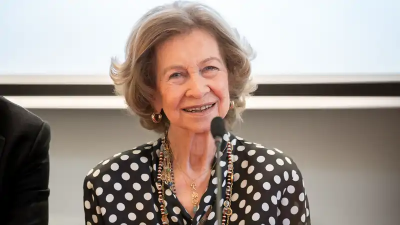 La Reina Sofía con una blusa de lunares