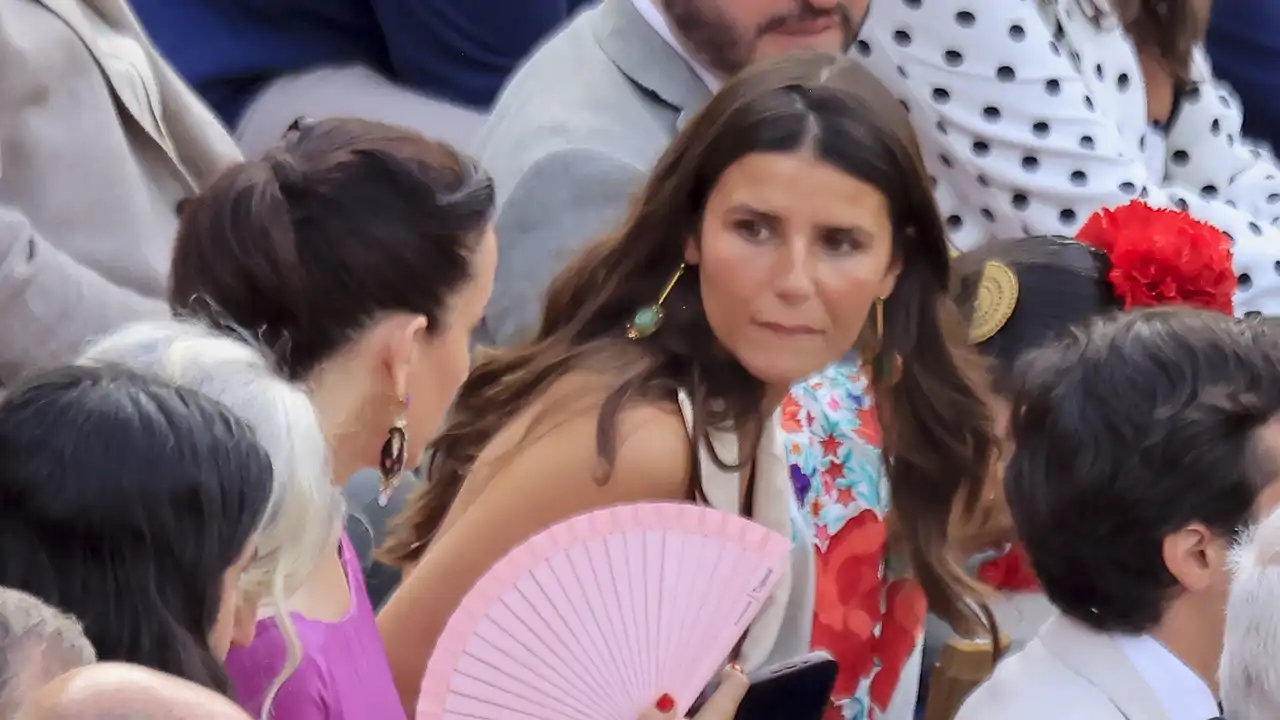 Tana Rivera, testigo de la cogida a Roca Rey, se traslada a la enfermería  con su padre, Fran Rivera, para conocer su pronóstico