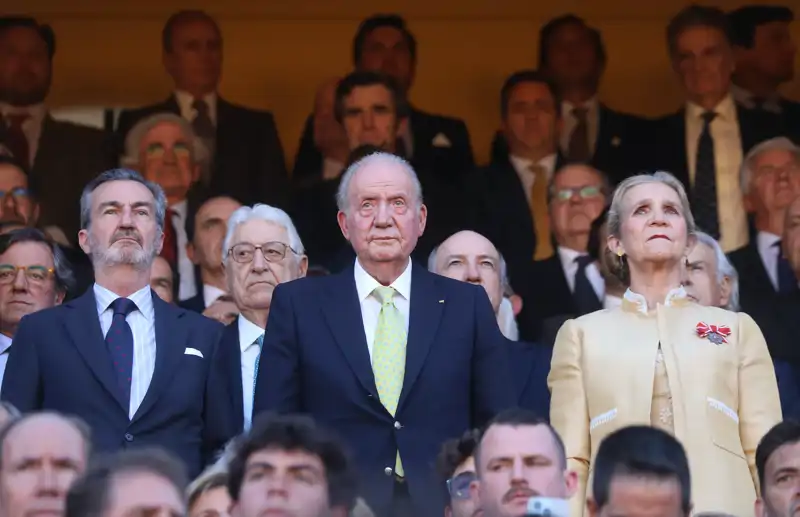 El Rey Juan Carlos y la Infanta Elena en la plaza de toros de Sevilla 
