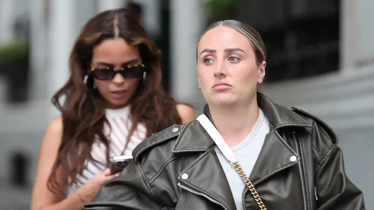 Gloria Camila Ortega y Rocío Flores, paseando juntas con gesto serio