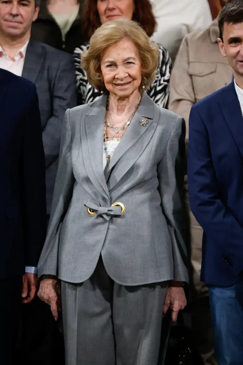 La americana de doble solapa de la Reina Sofía que estrenó en su visita a la Casa de la Radio 