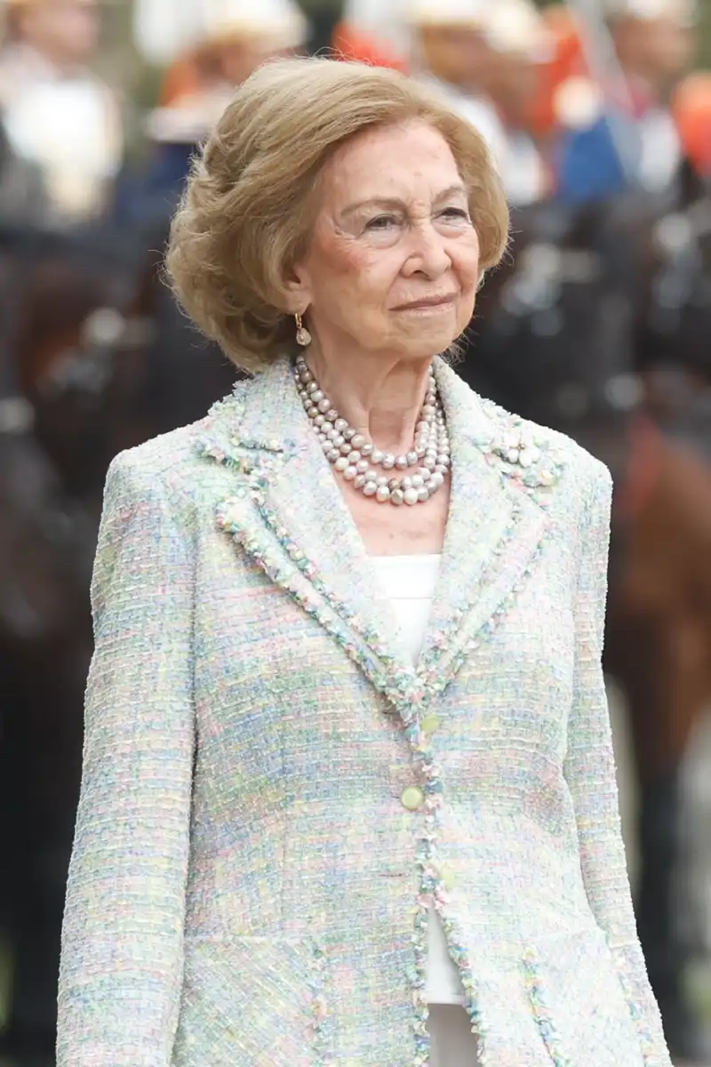 La nueva americana de la Reina Sofía: doble solapa y tweed