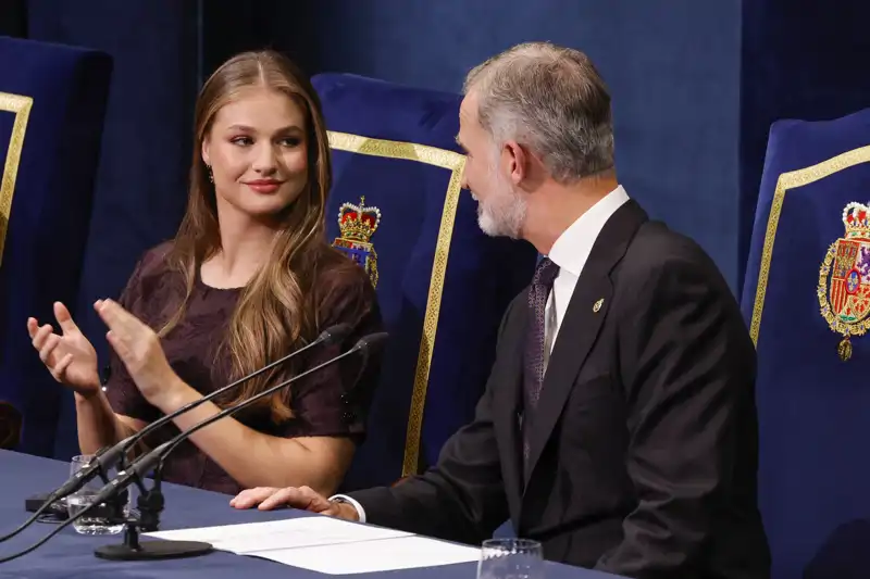 La Princesa Leonor mirando al Rey Felipe en los Premios Princesa de Asturias