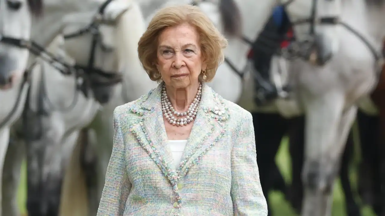 La Reina Sofía estrena blazer de tweed jaspeada y avisa de que la doble solapa es una tendencia en alza 