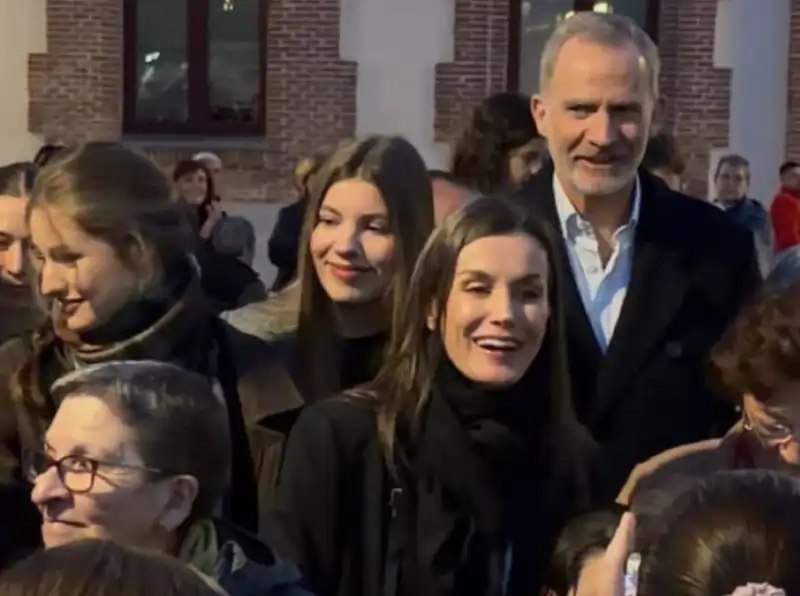 Los Reyes Felipe y Letizia y sus hijas en la Semana Santa de Carabanchel