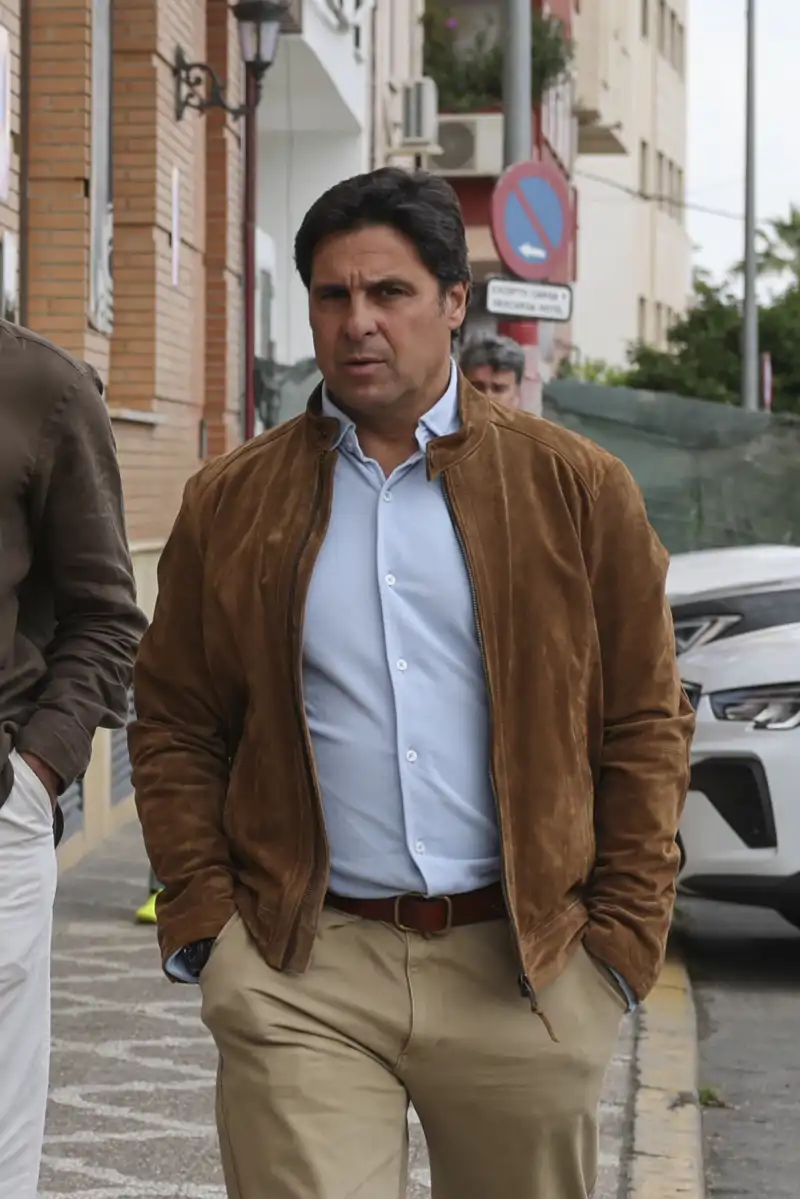 Fran Rivera, muy serio caminando hacia el hospital