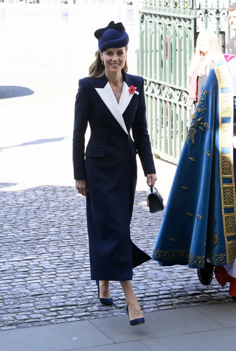 Kate Middleton, con un riguroso vestido azul marino este sábado, 25 de abril
