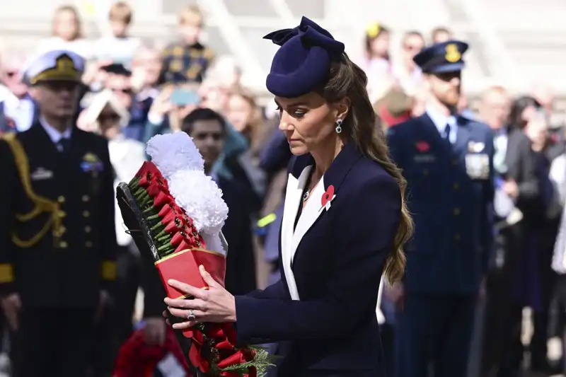 Kate Middleton entrega su corona de flores en Londres