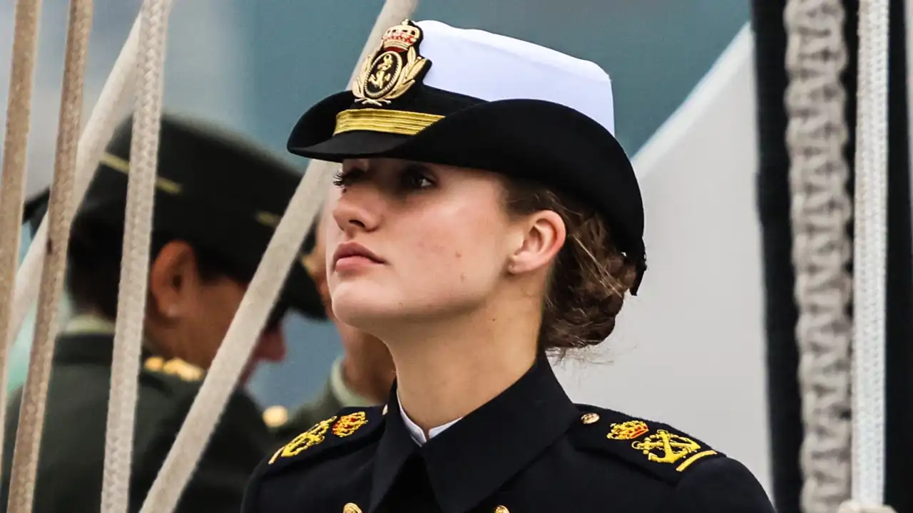 La Princesa Leonor, vestida de uniforme a bordo del buque escuela Juan Sebastián Elcano