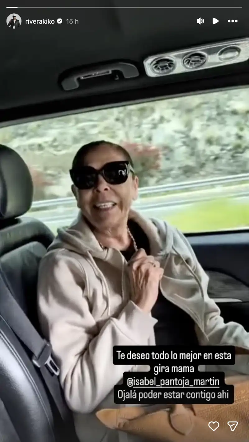 Isabel Pantoja, en un coche rumbo al aeropuerto para ir a Perú