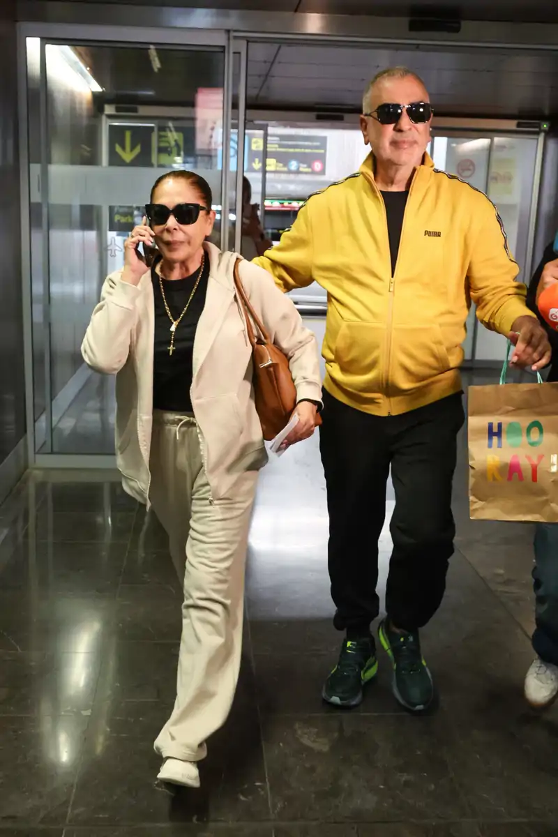 Isabel y Agustín Pantoja llegan al aeropuerto de Madrid para poner rumbo a Perú