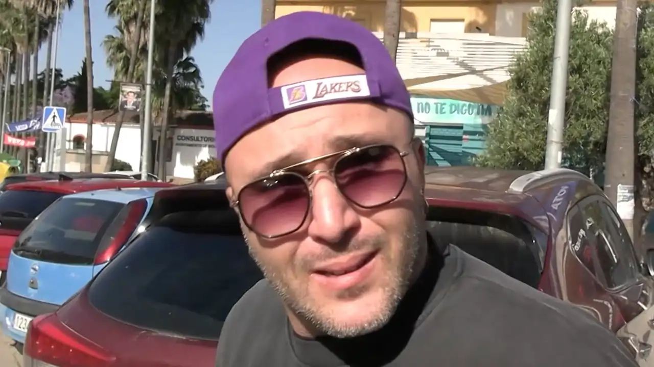 Kiko Rivera durante un paseo por Sevilla antes de producirse el incidente en Cantora con la guardesa de la finca.